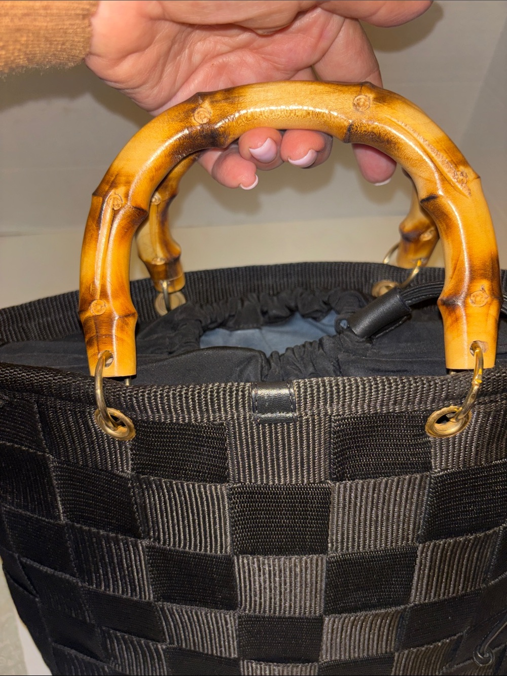BLACK WOVEN TOTE BAMBOO STYLE HANDLES BRASS HARDWARE BLACK DRAWSTRING CLOSURE - Picture 3 of 11